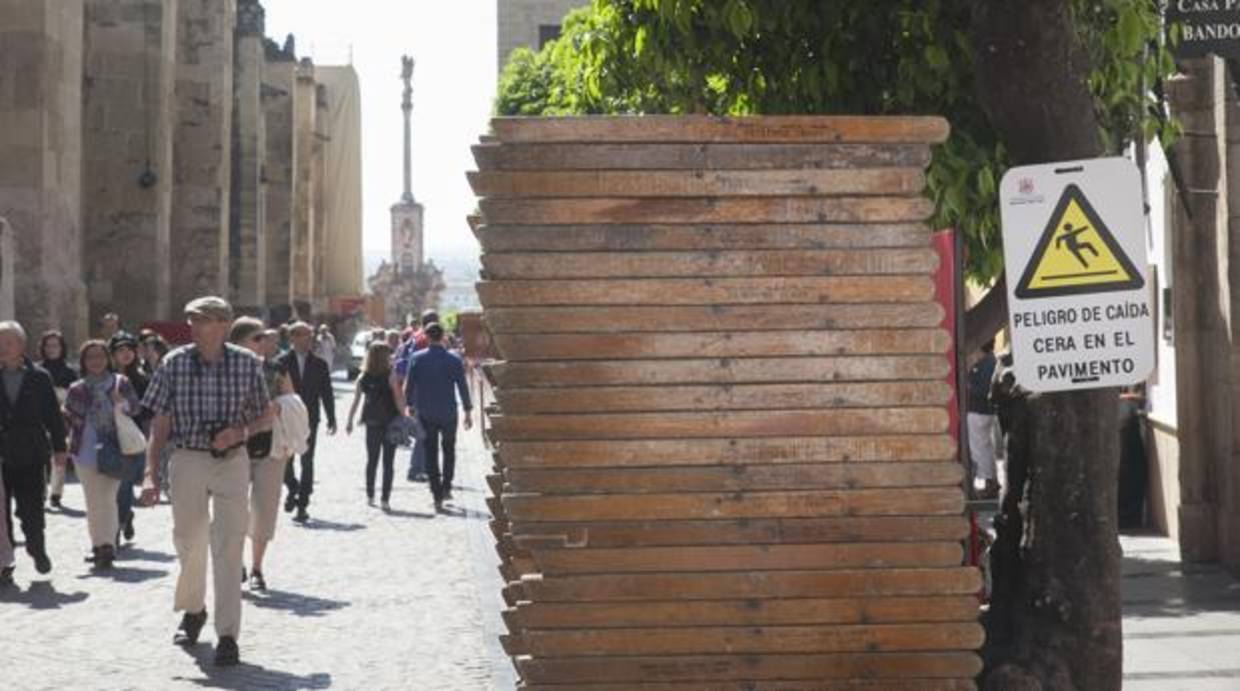 Sillas apiladas para la carrera oficial