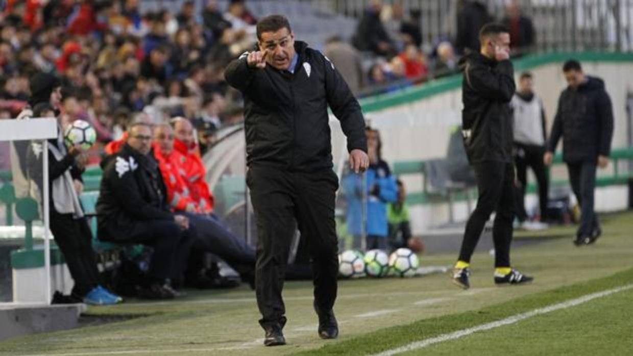 José Ramón Sandoval da indicaciones a sus jugadores durante el duelo ante el CD Lugo