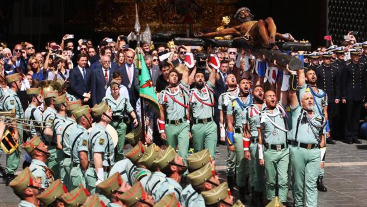 Legionarios portando al Cristo de Mena, uno de los momentos cumbre de la Semana Santa de Málaga