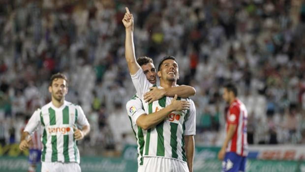 Rodri abraza a Carlos Caballero tras marcar el segundo gol al Girona en la 16/17