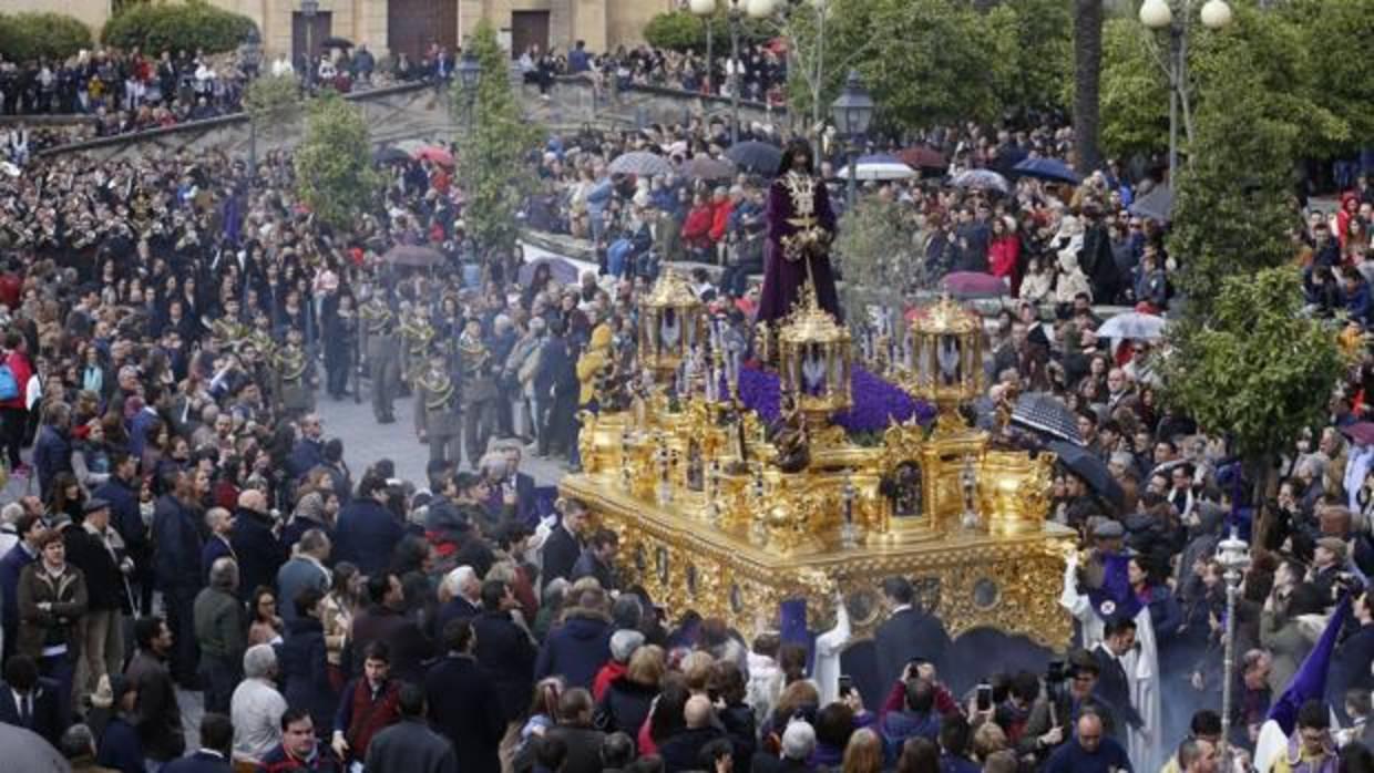 El Señor Rescatado de Córdoba avanza entre paraguas en el Domingo de Ramos