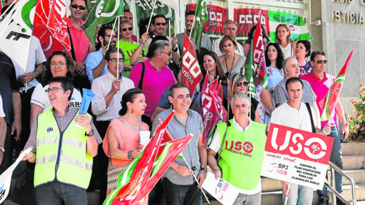 Protesta de funcionarios ante la situación del Juzgado para cláusulas suelo en Córdoba