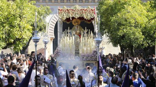 La Virgen de la Salud, al salir de la Catedral en el Martes Santo de Córdoba