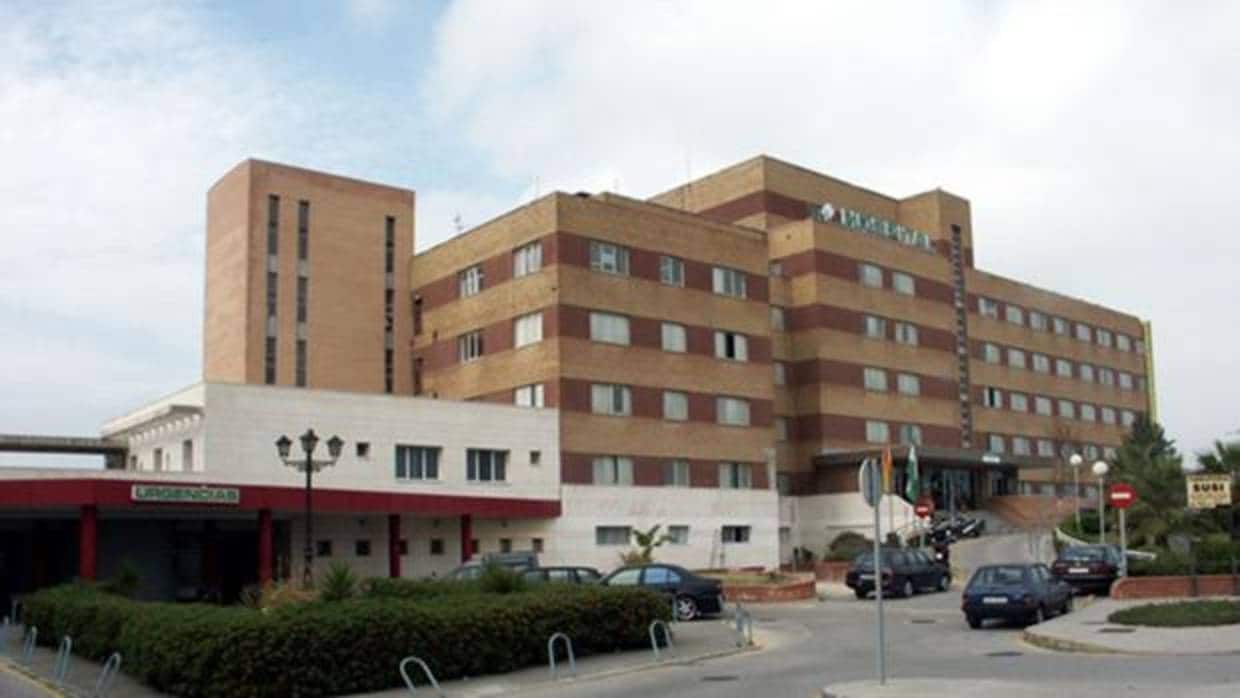 Hospital de La Línea, donde permanece el herido