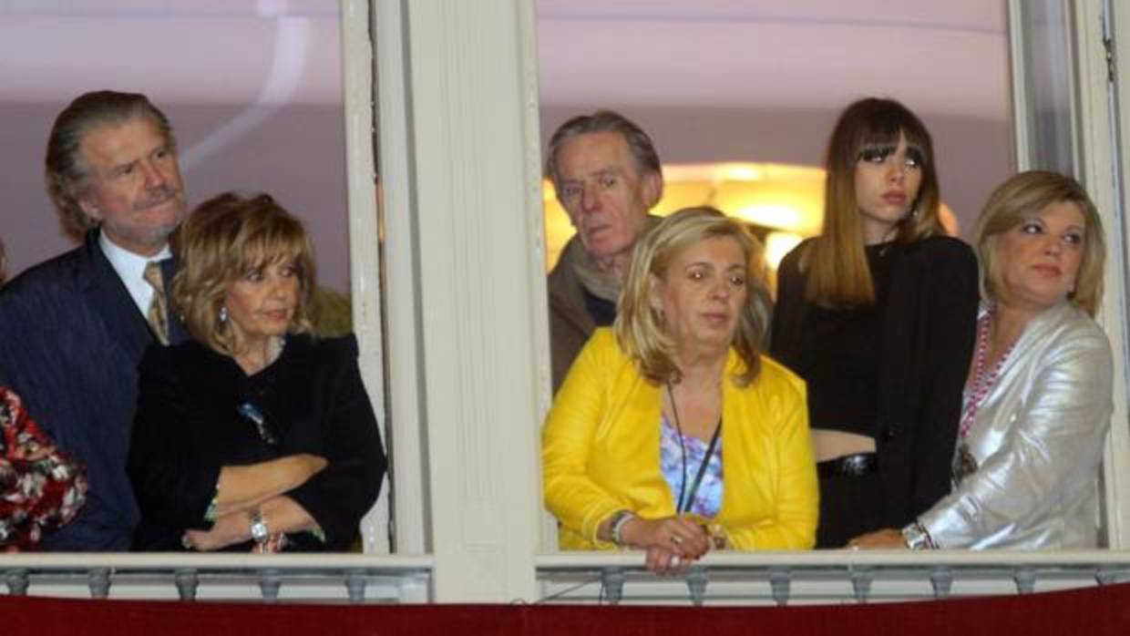La familia Campos en uno de los balcones de la calle Larios de Málaga