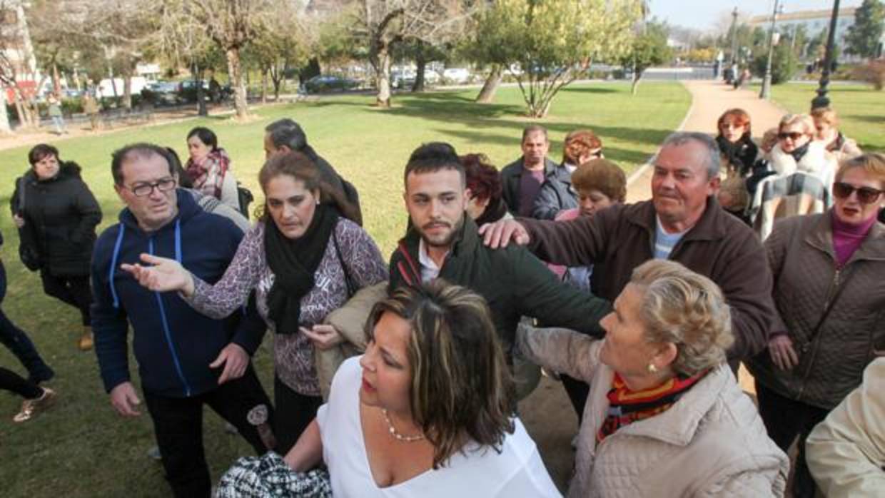 Ángeles Muñoz delante de Cristian Menacho a la entrada a los juzgados