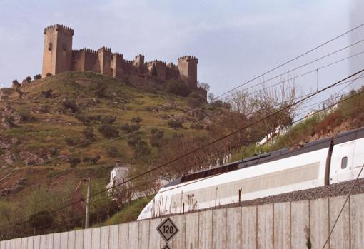 Un tren AVE a su paso por Almodóvar del Río