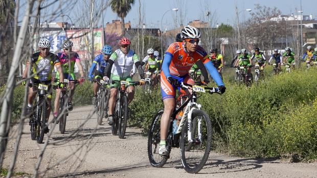 Miguel Muñoz y Azahara Pozuelo triunfan en la XIV MTB Guzmán el Bueno