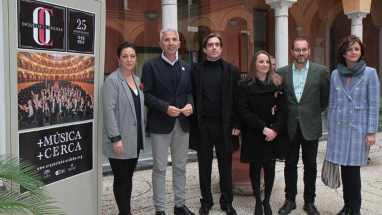 Domínguez-Nieto (en el centro de negro), ayer durante su presentación como director de la Orquesta de Córdoba