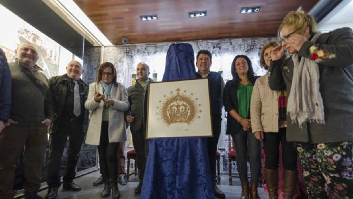Los miembros de la comisión encargada de la elaboración de la corona presentan el boceto