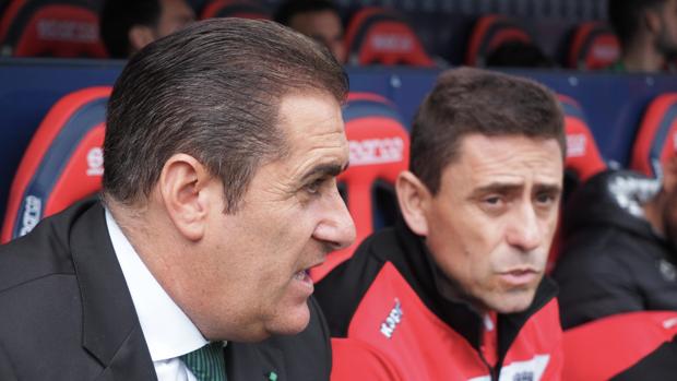 José Ramón Sandoval junto a Ismael Martínez en el banquillo del estadio El Sadar