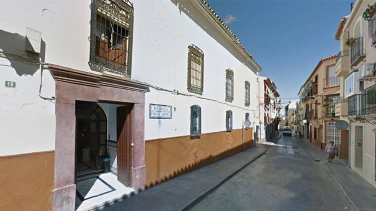 Fachada de la residencia Nueva Aurora, en Lucena