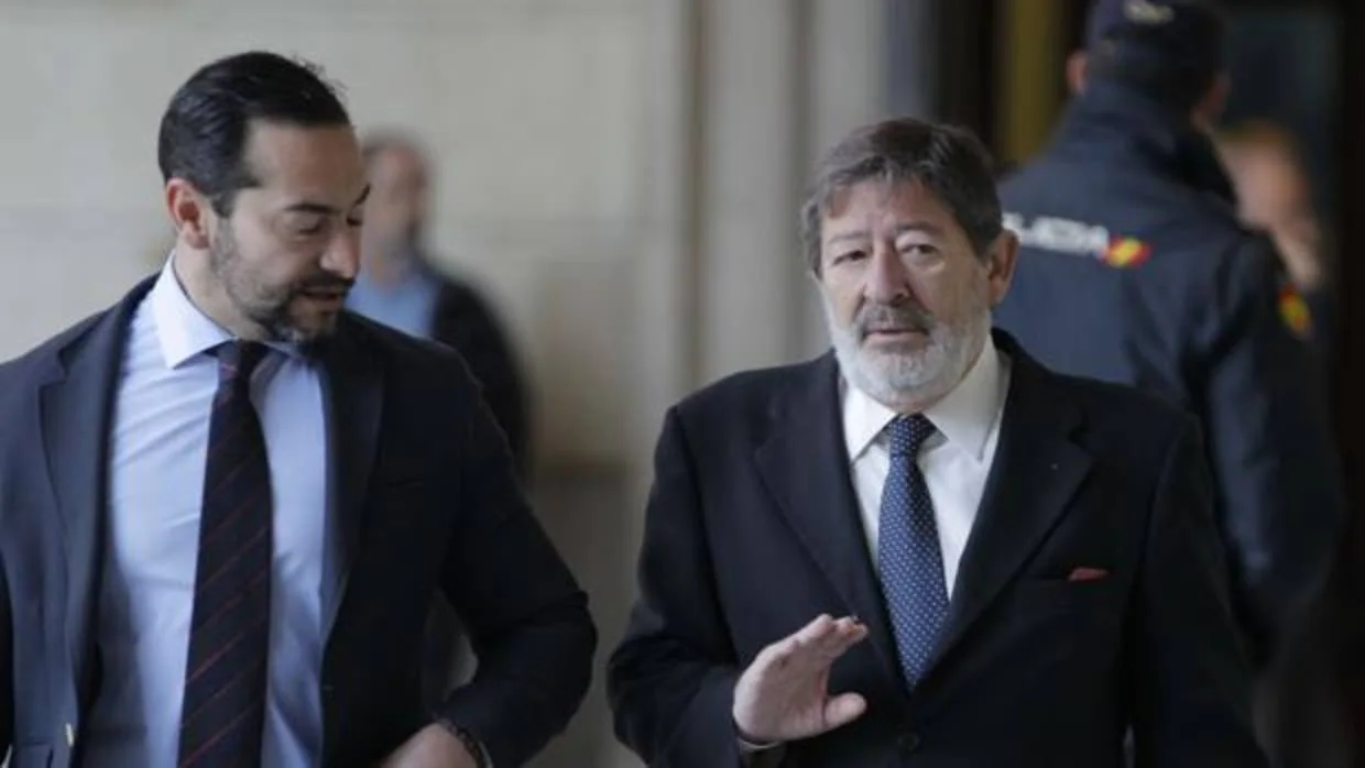 Francisco Guerrero, a la derecha, a su llegada a la Audiencia de Sevilla