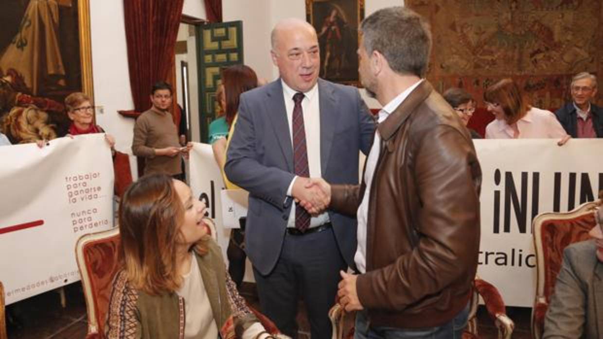 El presidente de la Diputación de Córdoba, Antonio Ruiz, saluda al portavoz de Izquierda Unida