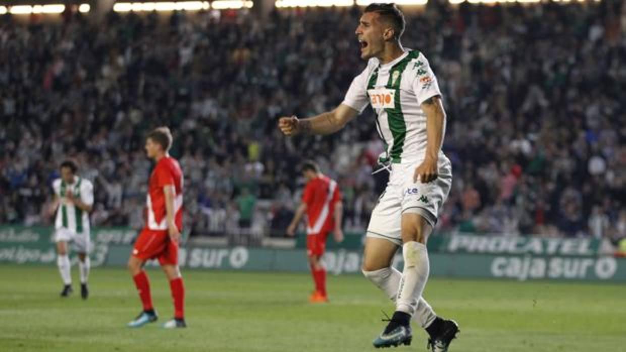 Sergi Guardiola celebra con alegría el tercer gol del Córdoba ante el Sevilla Atlético