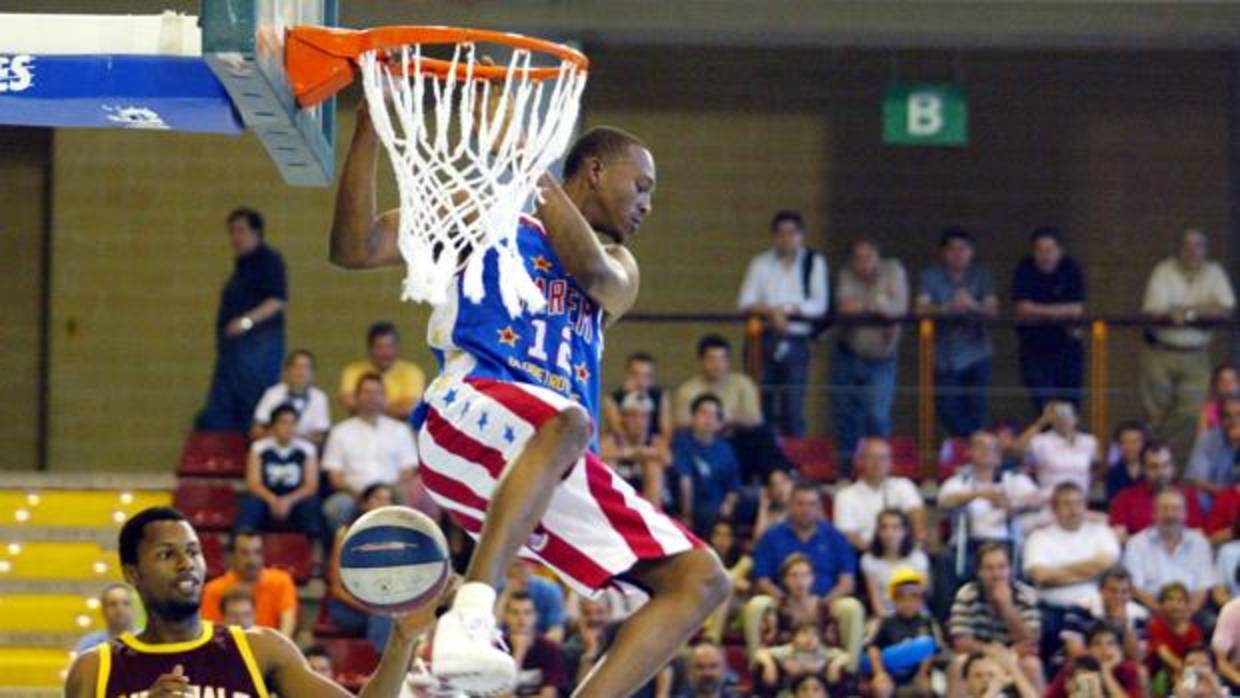 Un jugador de los Harlem Globetrotters machaca la canasta de Vista Alegre en 2004