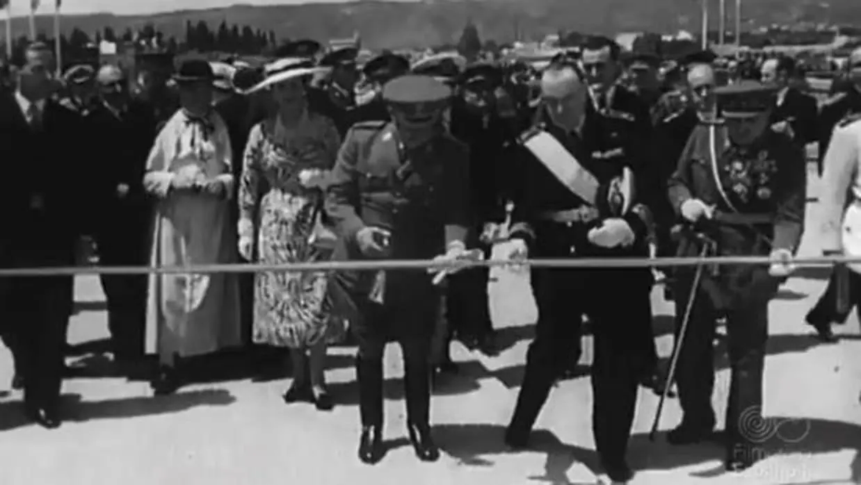 Inauguración del Puente de San Rafael por Franco
