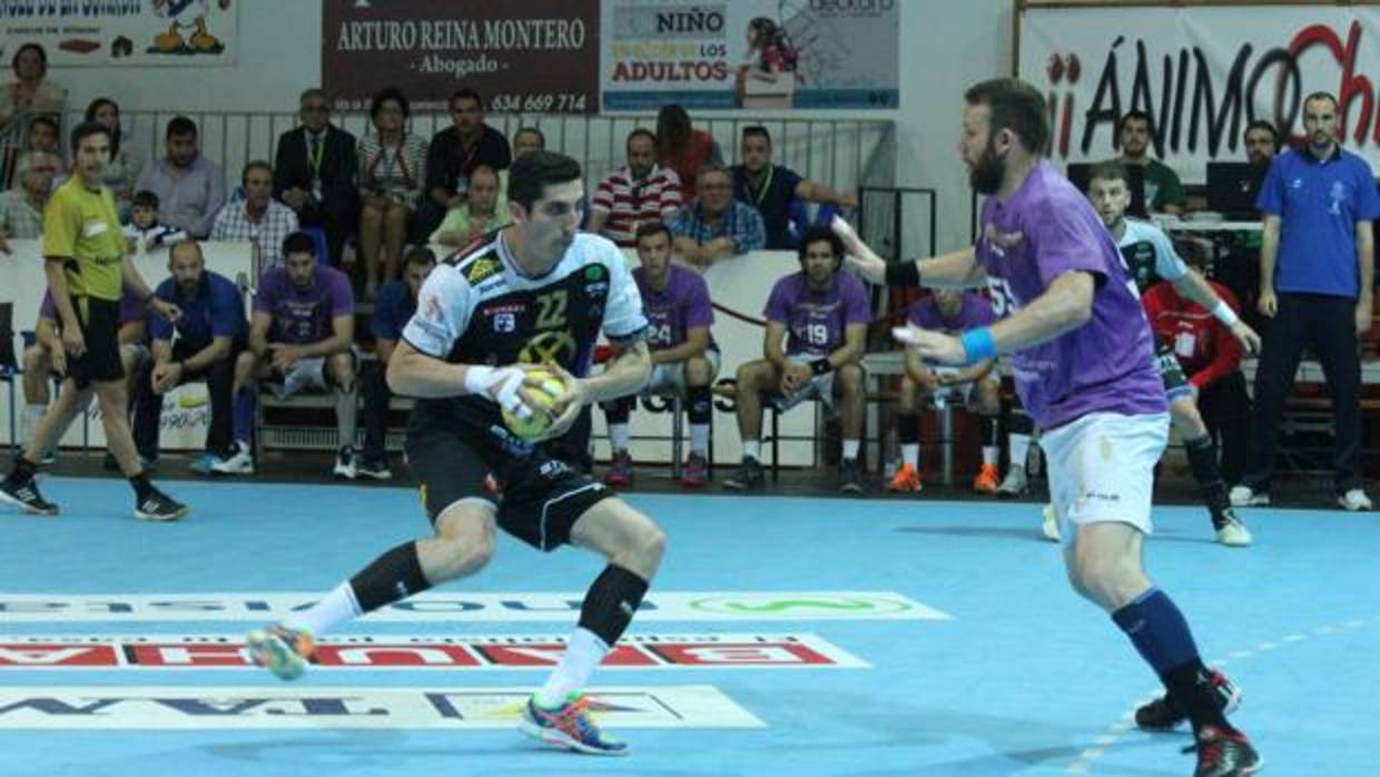 Rudovic, del Ángel Ximénez, se prepara para lanzar a portería