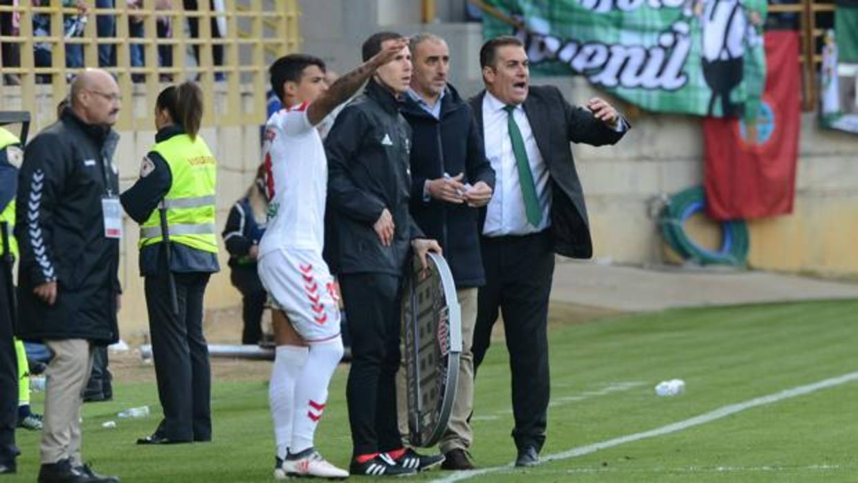 El entrenador del Córdoba CF, José Ramón Sandoval, con corbata verde, en el Reino de León