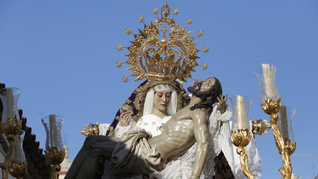 Así fue el paso de la Virgen de las Angustias de Córdoba por Capitulares