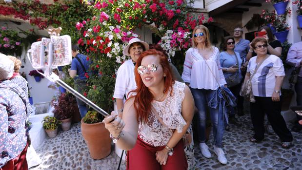 Todo el mundo mira a los Patios de Córdoba