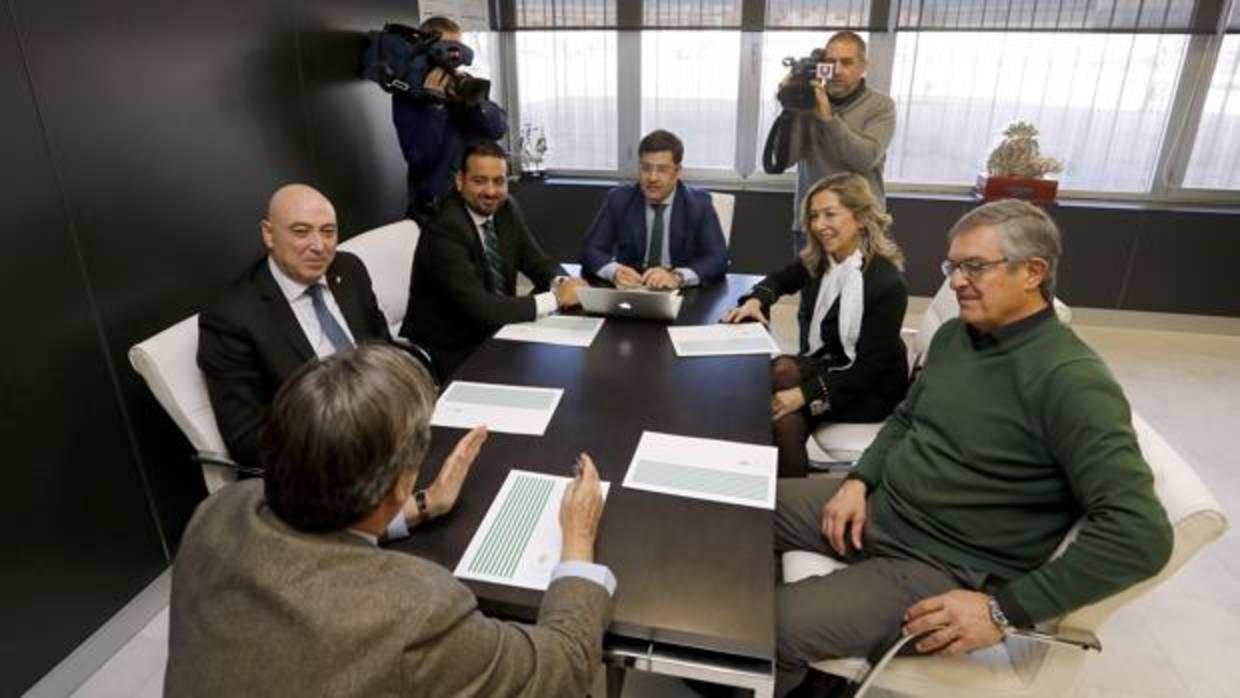 Diego Medina, a la izquierda de la imagen, durante una reunión del Consejo