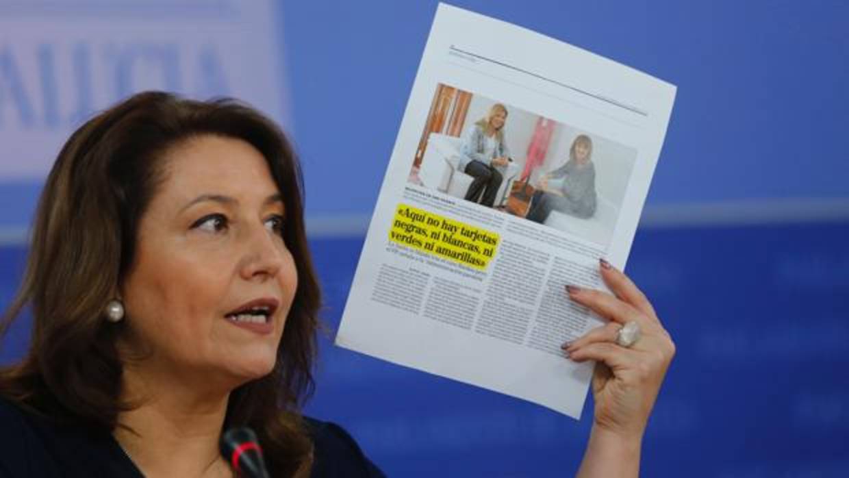 Carmen Crespo muestra un recorte de prensa
