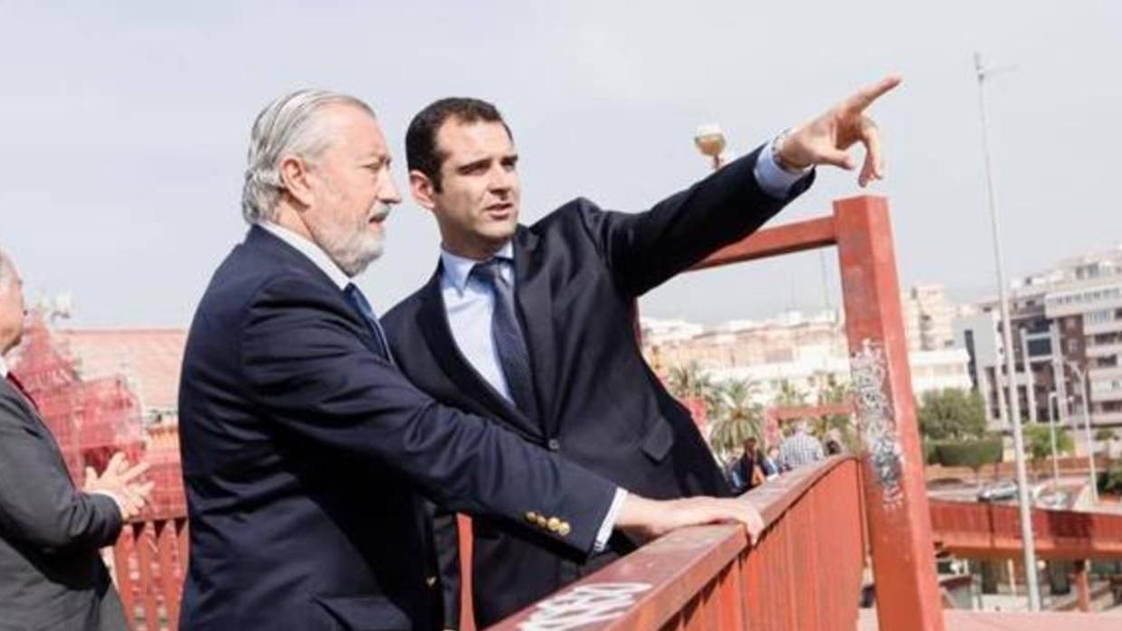 Fernández-Pacheco muestra a Gómez-Pomar el trayecto de vías que divide la ciudad