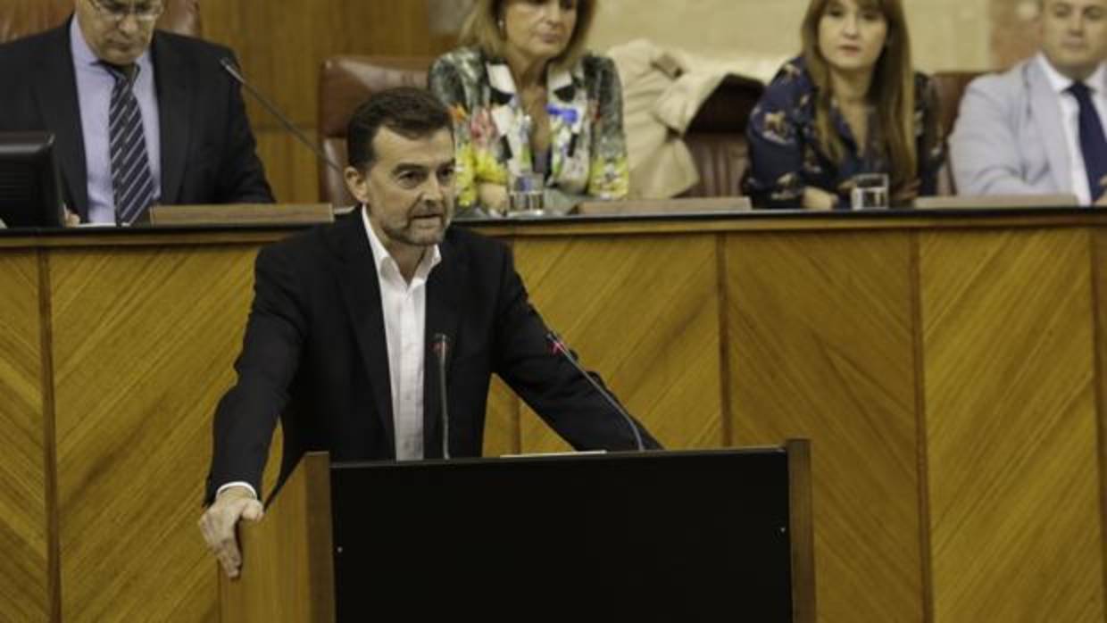 El portavoz de IU, Antonio Maíllo, en la tribuna del Parlamento