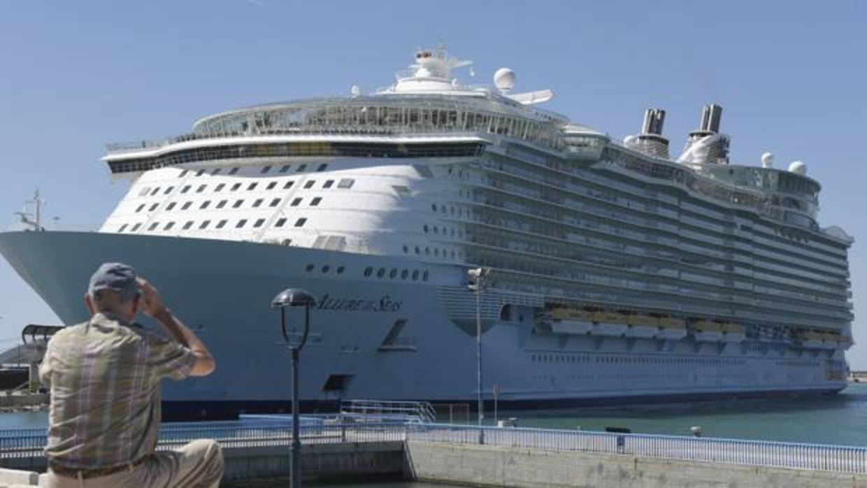 Imagen de archivo de un crucero llegando al puerto de Málaga