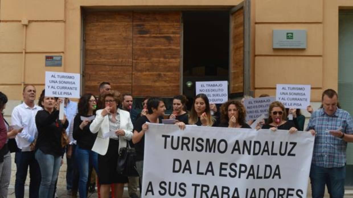 Trabajadores concentrados el jueves en la puerta de Turismo Andaluz, en Málaga