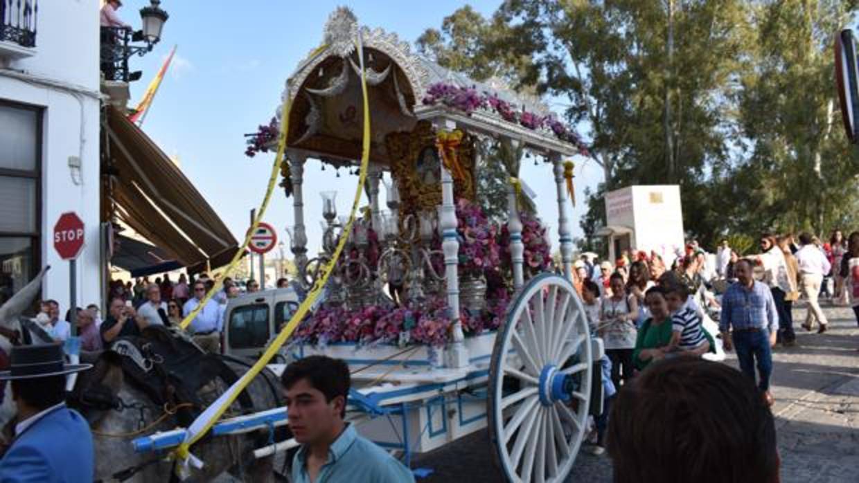 Romeros de Puente Genil a su salida tras la misa en la iglesia de Santiago el Mayor