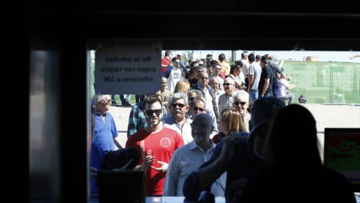 Colas en el estadio El Arcángel este lunes por la mañana