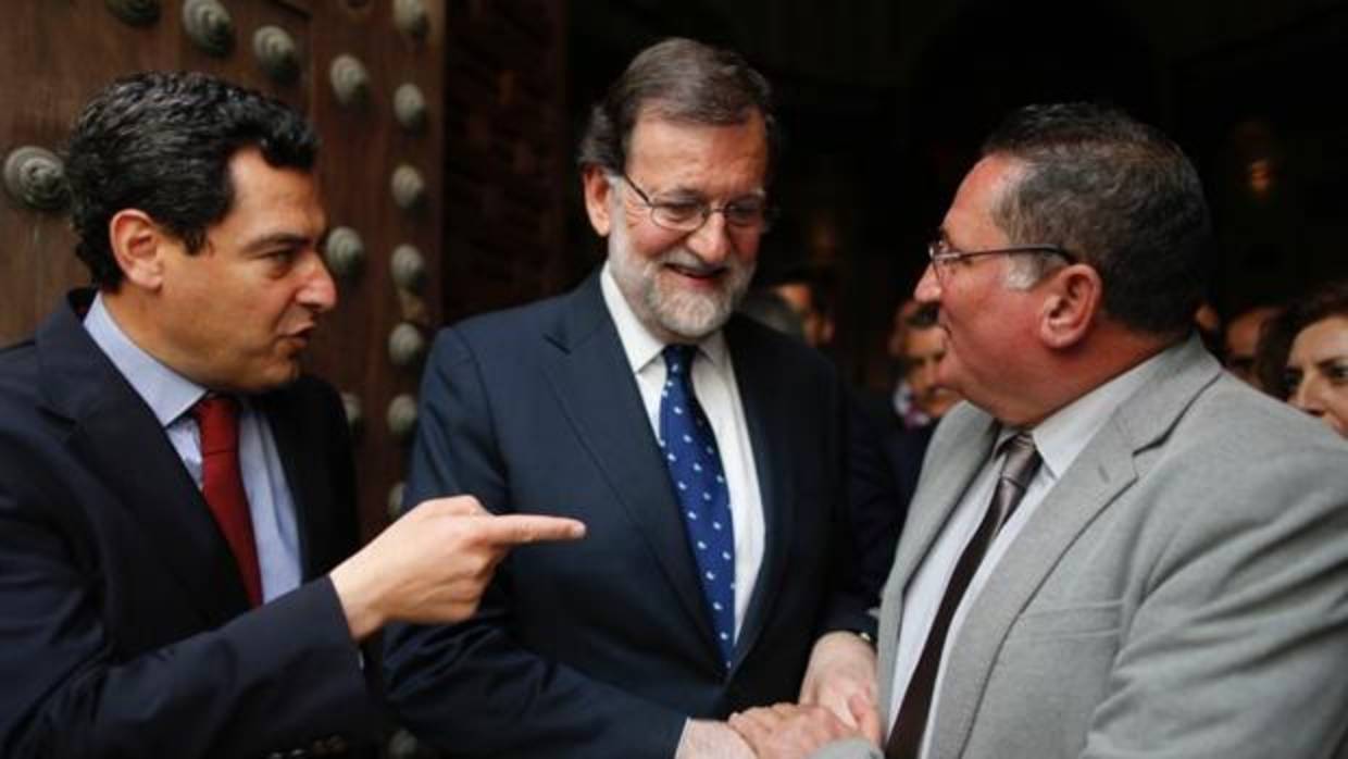 Juanma Moreno y Mariano Rajoy con Juan Carlos Valverde, presidente de Stop Impuesto Sucesiones