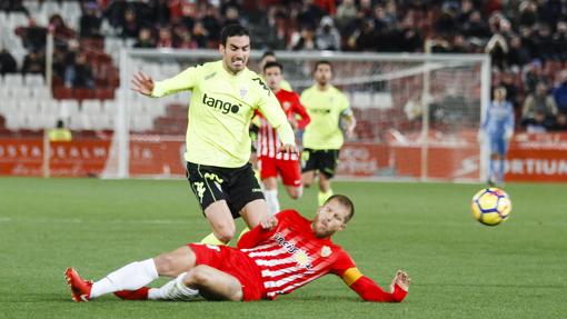 Morcillo intenta parar a Alfaro en el Almería-Córdoba