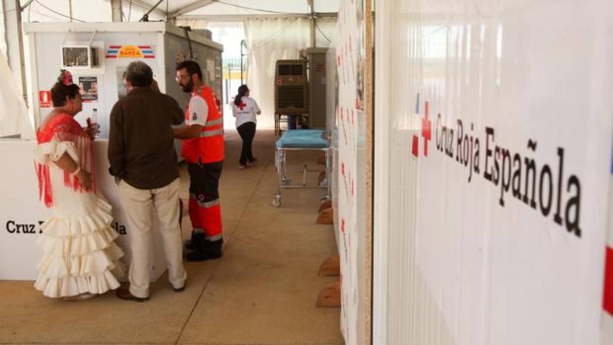 Puesto de atención de la Cruz Roja en la Feria de Córdoba