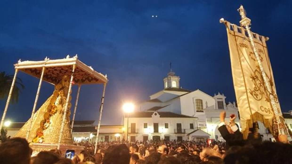 La Blanca Paloma, delante del simpecado de Córdoba