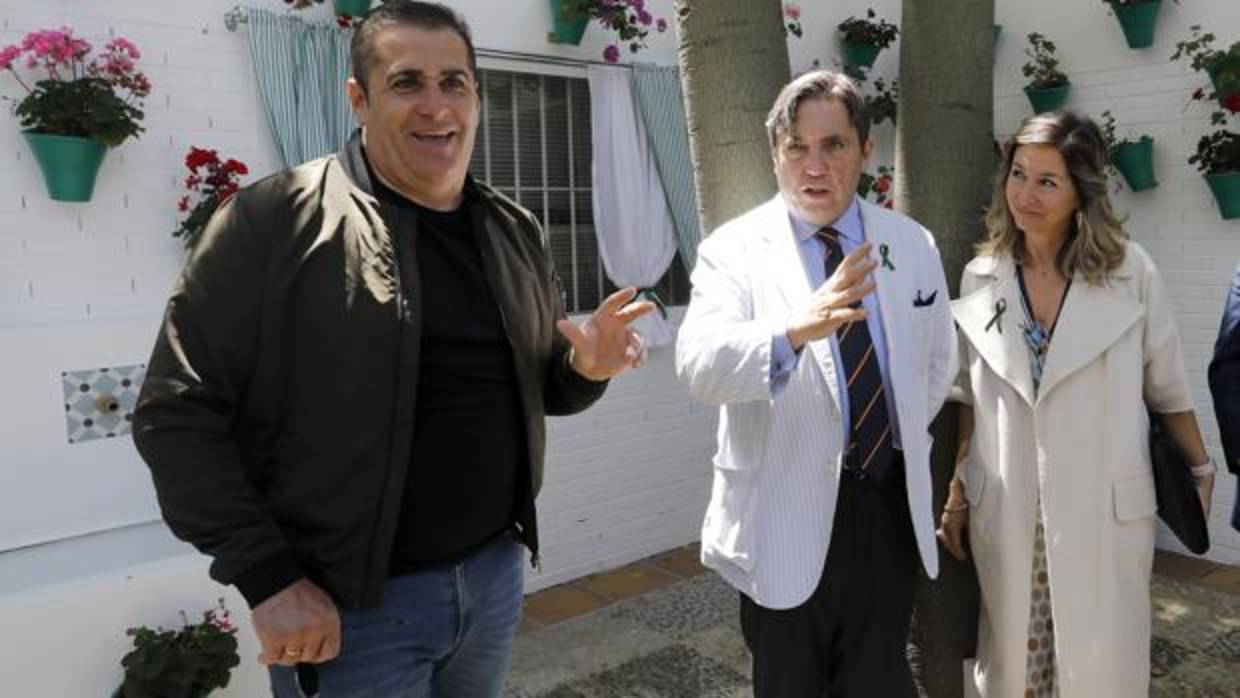 Joaquín Zulategui, en el medio, junto a Sandoval y Entrenas