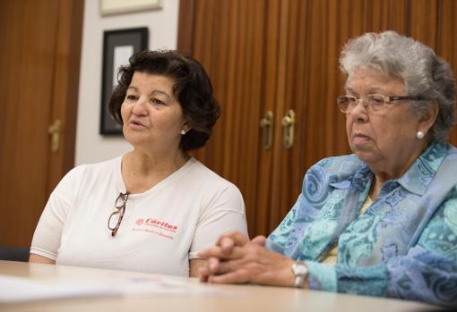 Ángela Moslero, con Rosa González, la mujer a la que ayuda