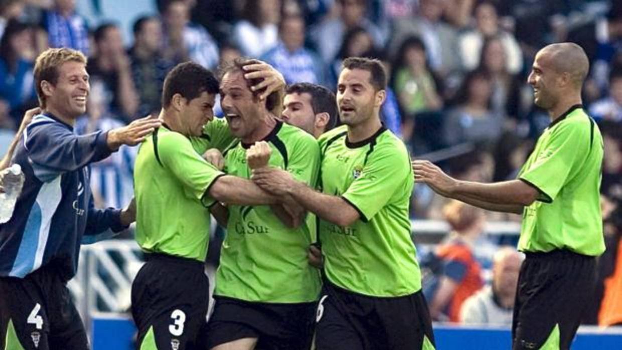 Julio Pineda celebra su gol en Anoeta durante la temporada 2007/08