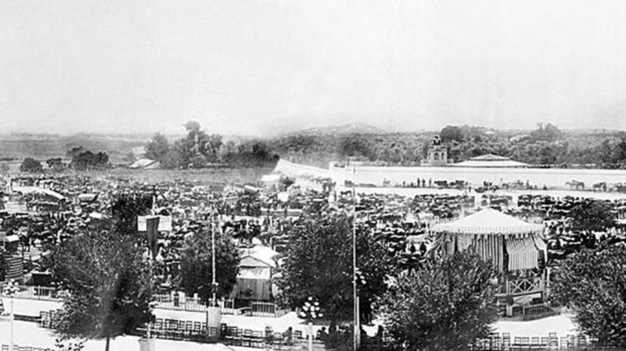 Vista general de la Feria de Córdoba en los jardines de La Victoria a finales del siglo XIX