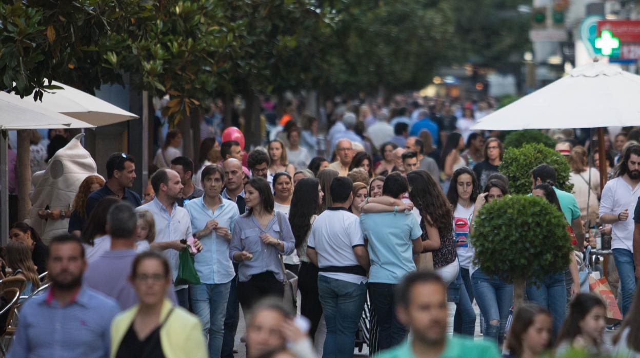 Asistentes a la cita con las compras, en la calle Cruz Conde este viernes