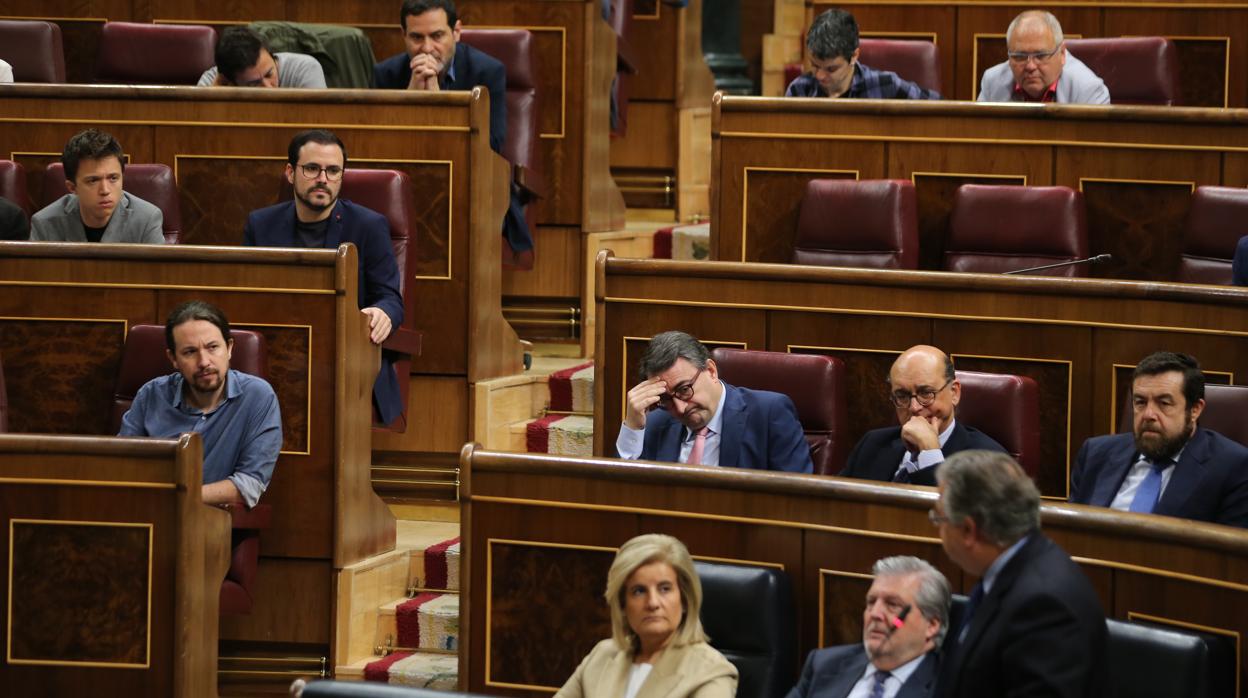 La ministra de Huelva Fátima Báñez escucha al ministro sevillano Juan Ignacio Zoido