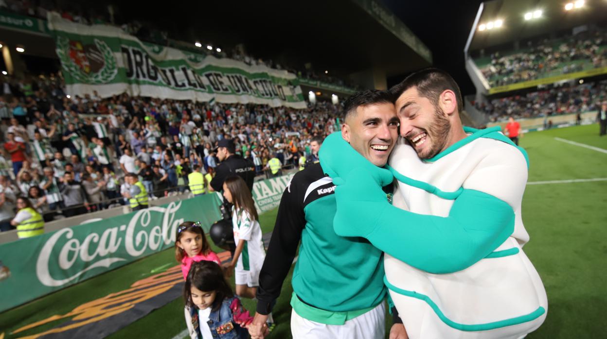 José Antonio Reyes celebra la permanencia el sábado en El Arcángel con Koki y sus hijas