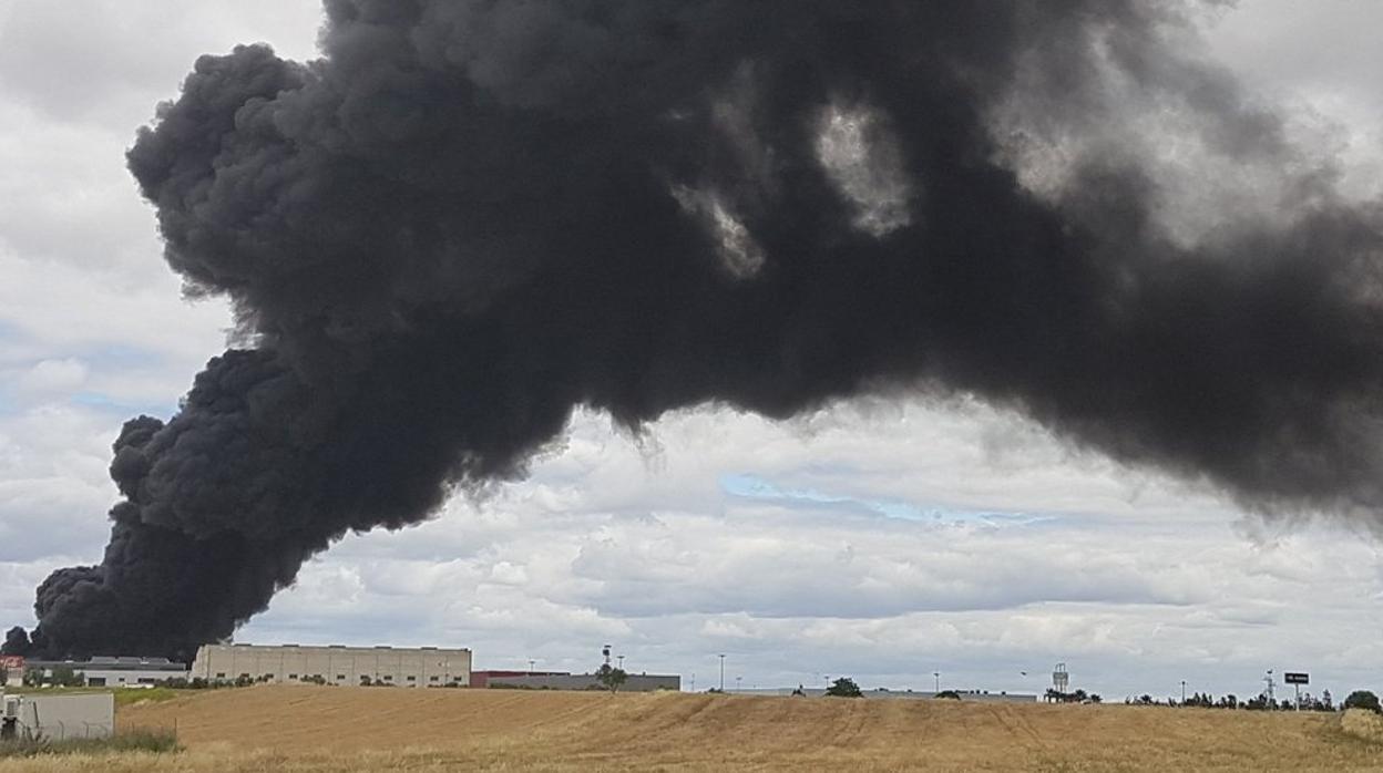 Columna de humo provocada por el incendio en el Polígo Industrial onubense