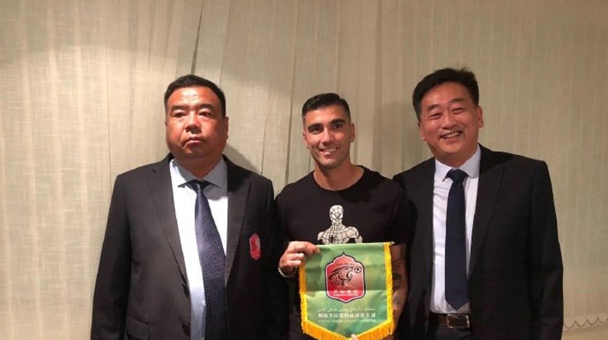 José Antonio Reyes, junto al presidente y entrenador del Xinjiang Tianshan