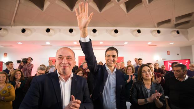 Pedro Sánchez junto a Antonio Ruiz e Isabel Ambrosio en un acto en Córdoba el pasado marzo