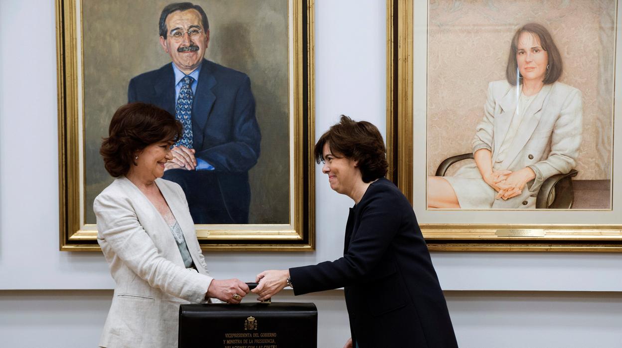 Sáenz de Santamaría le entrega la cartera a Calvo