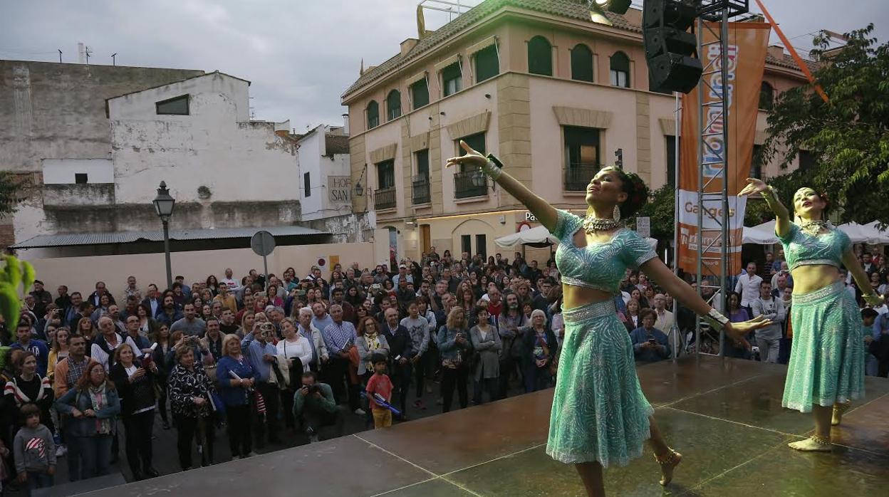 Un momento del espectáculo Incredible India! en el escenario del Ganges