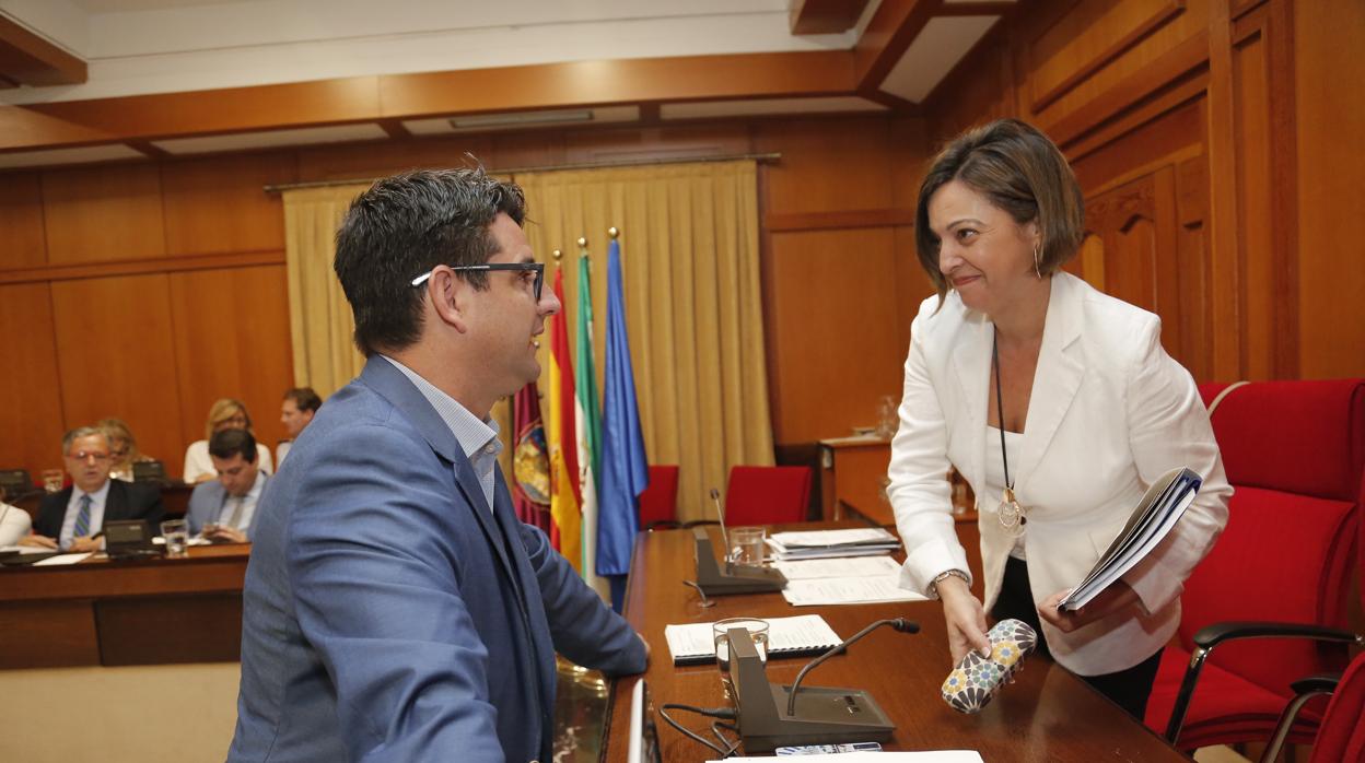 Pedro García e Isabel Ambrosio, en el Pleno
